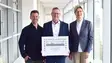 Verleihung der Ehrenurkunde an Bauer für das 235-jährige Firmenjubiläum.