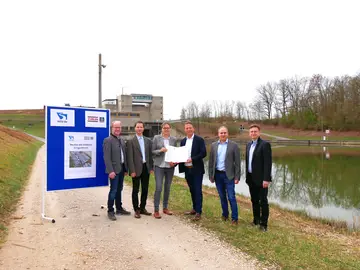 Dipl.-Ing. Mareike Bodsch, Amtsleiterin des Wasserstraßen-Neubauamts Aschaffenburg, überreichte den Arge-Vertretern die Auftragsunterlagen. 