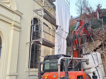 Die als Notsicherung eingesetzten Big Bags zwischen Mauer und Synagoge verhindern ein Fortschreiten des Schadens.