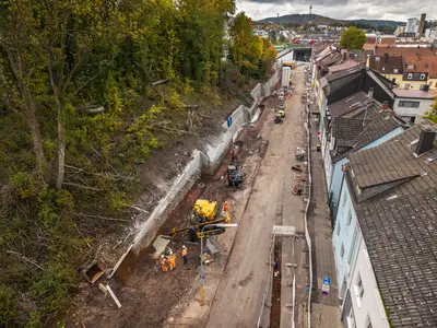 Für den Ausbau der Trippstadter Straße in Kaiserslautern führte Spesa umfangreiche Hangsicherungs-Maßnahmen mit Rückbau und Bahndammsicherung aus.