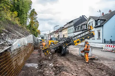 Zur Absicherung des angrenzenden Bahndamms wurden 300 Verpressanker eingebracht.