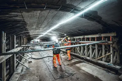 Die Sanierung des 160 m langen Tunnelbauwerk der Holzminde findet unter beengten Platzverhältnissen statt.