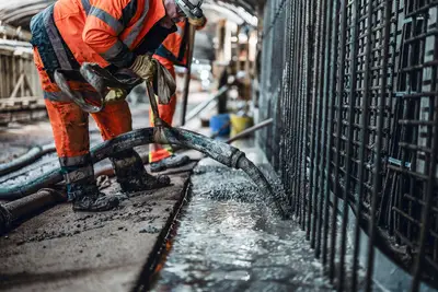 Zur Stabilisierung des Tunnelbauwerks wird eine bewehrte Innenschale aus Ort- und Spritz-beton hergestellt.