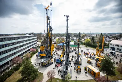 Von Schlitzwand- über Ramm- bis hin zur Bohrtechnik: Bauer präsentierte eine breite Maschinenpalette auf seiner Hausausstellung.